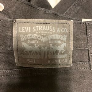 2 pairs Levi men’s black jeans
